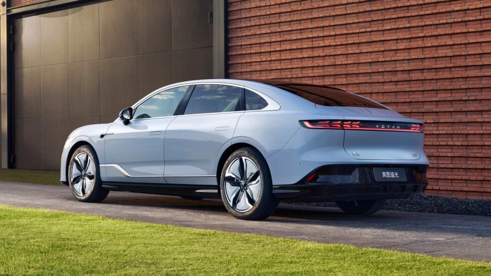 седан Voyah Zhuiguang сзади сбоку