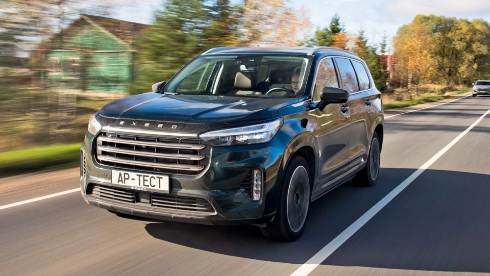 Exeed VX спереди сбоку