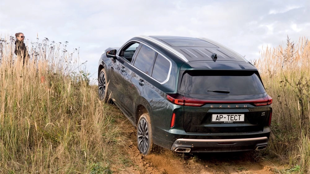 Exeed VX бездорожье сзади сбоку горка