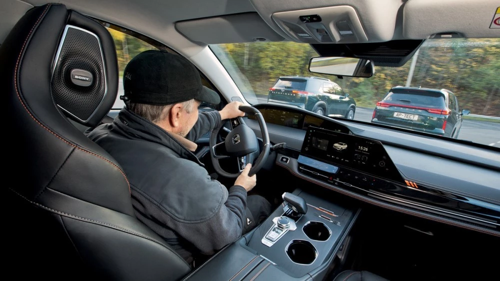 салон кроссовера Changan Uni-K