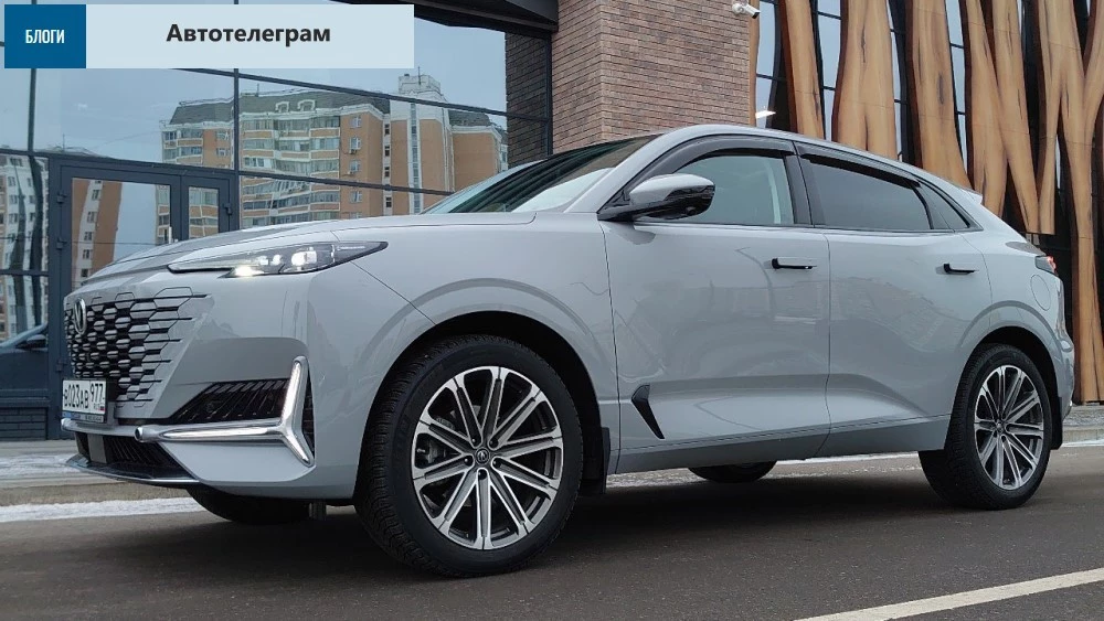 китайский кроссовер Changan Uni-K сбоку сзади