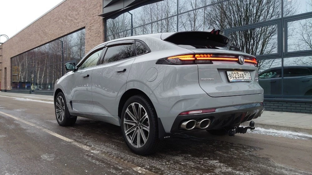 китайский кроссовер Changan Uni-K сбоку спереди