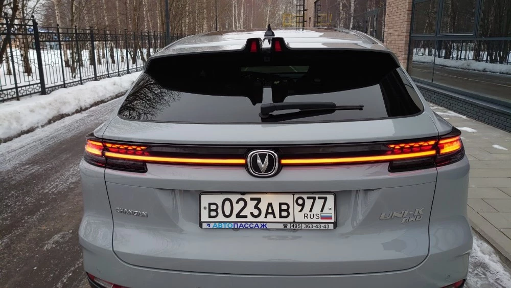 китайский кроссовер Changan Uni-K сзади