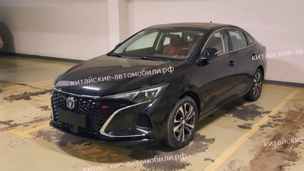 Седан Changan Eado Plus заметили в Москве. Модель готовят к запуску в России Changan Eado Plus в Москве в России спереди сбоку