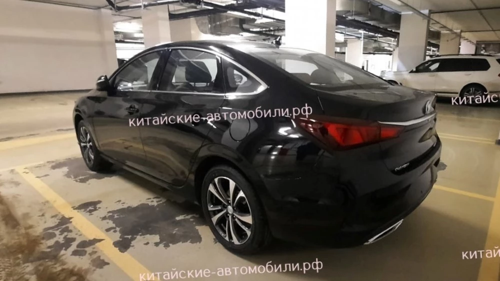 Changan Eado Plus в Москве в России сзади сбоку