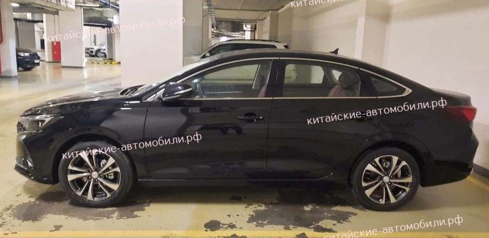 Changan Eado Plus в Москве в России сбоку