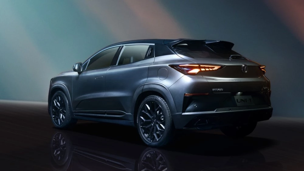 Самая мощная версия Changan Uni-T сбоку сзади