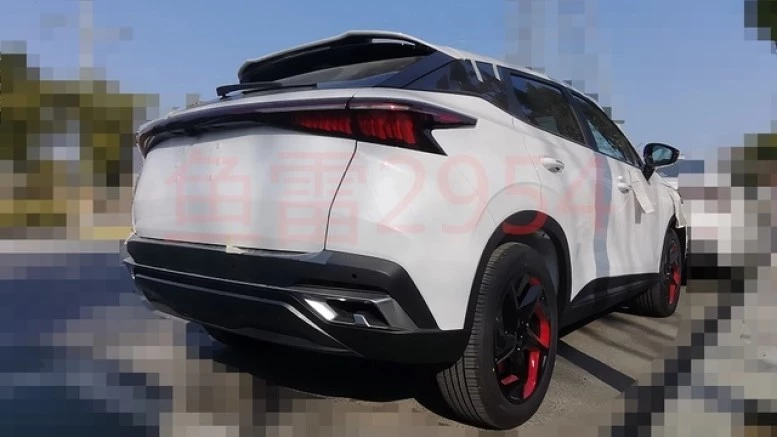 электрический кроссовер Omoda 5 EV сзади сбоку