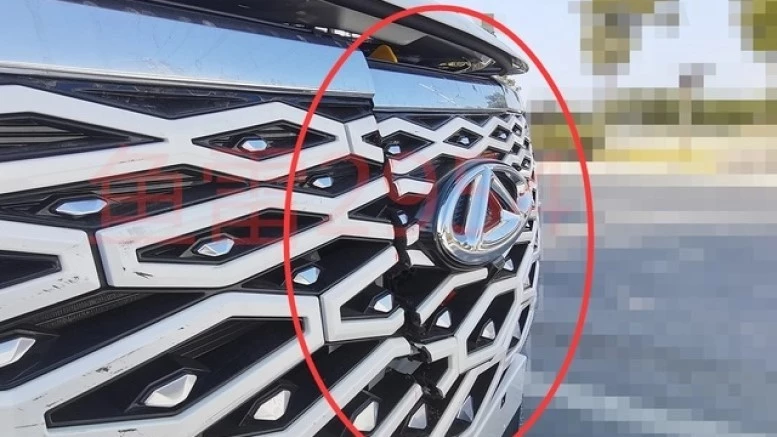 электрический кроссовер Omoda 5 EV лючок для зарядки