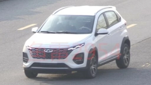 новый компактный кроссовер обновленный Chery Tiggo 3x Plus спереди сбоку