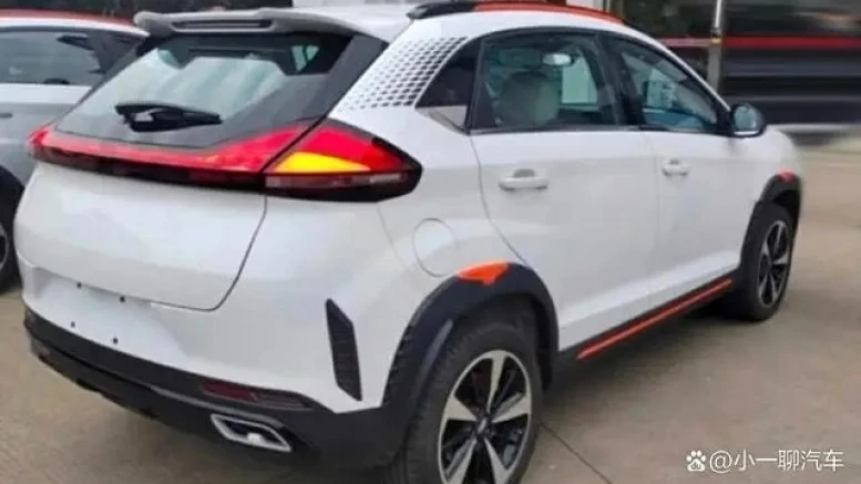 новый компактный кроссовер обновленный Chery Tiggo 3x Plus спереди сбоку