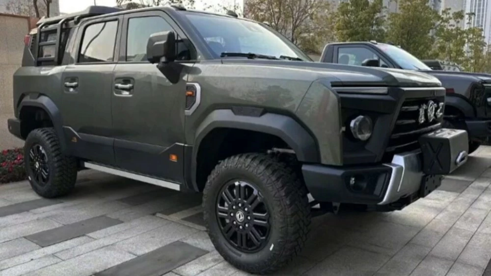 внедорожник Dongfeng Warrior M20 сбоку спереди