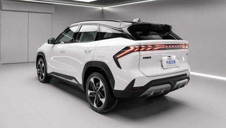 Geely Milky Way L7 сзади сбоку