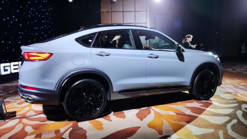Geely Tugella презентация в Казахстане сбоку сзади