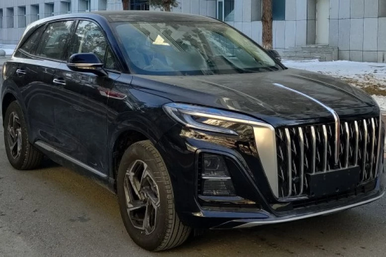 кроссовер Hongqi HS3 сбоку спереди