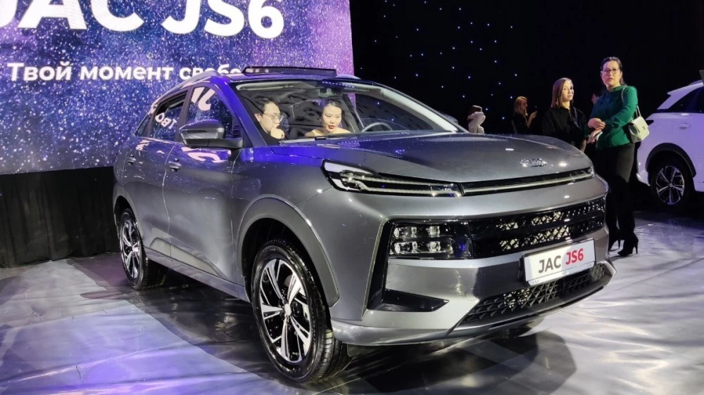 JAC JS6 в Казахстане спереди сбоку презентация