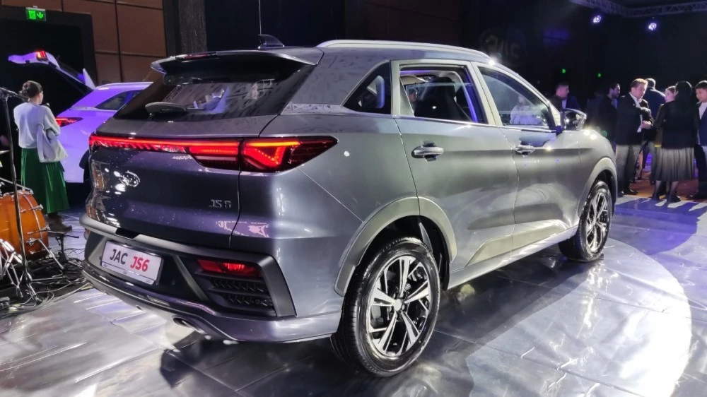 JAC JS6 в Казахстане сзади сбоку презентация