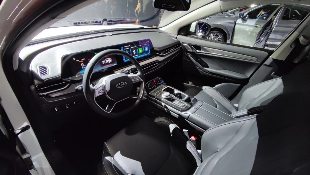 JAC JS6 в Казахстане салон интерьер первый ряд