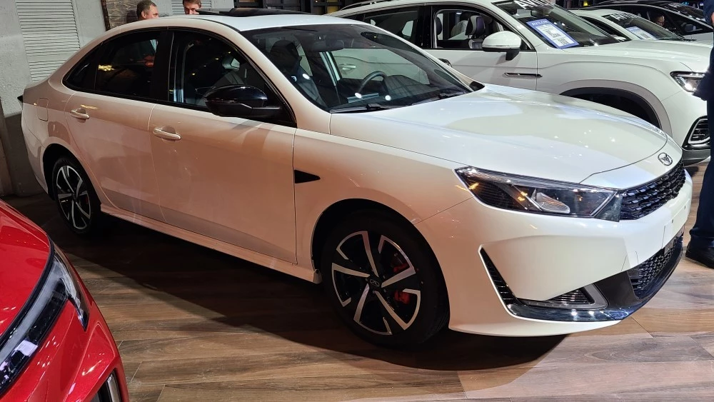 седан Kaiyi E5 сбоку спереди