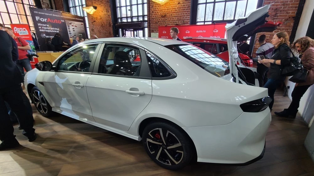 седан Kaiyi E5 сбоку сзади