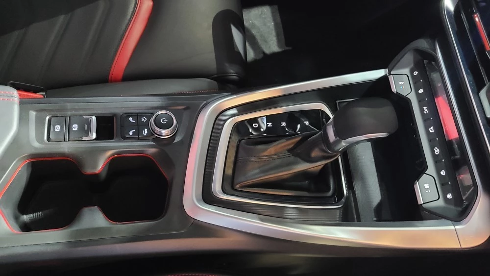 седан Kaiyi E5 салон центральный тоннель