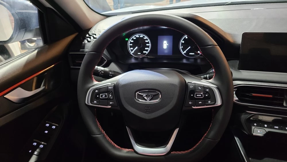 седан Kaiyi E5 салон первый ряд интерьер приборка