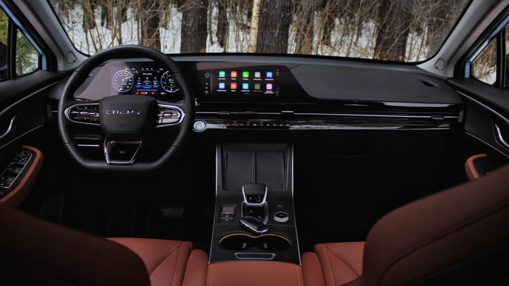 Omoda C5 салон интерьер вечером