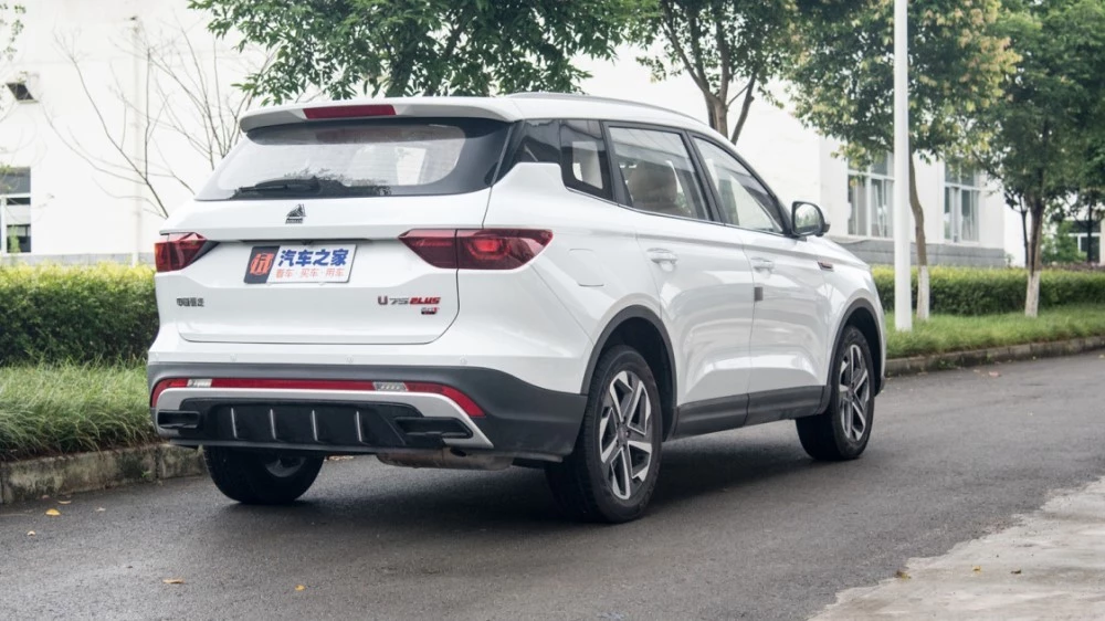 кроссовер VGV U75 Plus сзади сбоку