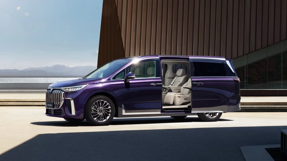 минивэн Voyah Dream сбоку сдвижная дверь в России