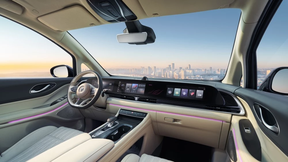 интерьер салон минивэна Voyah Dream первый ряд сиденья три экрана в России