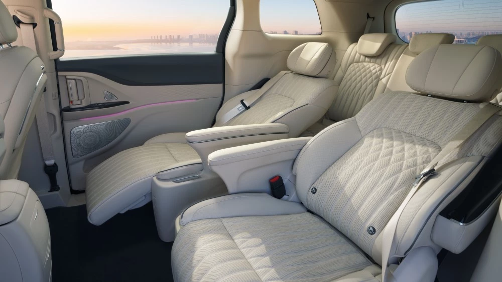 интерьер салон минивэна Voyah Dream второй ряд сиденья оттоманки в России