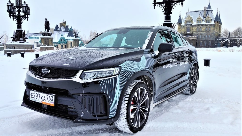 Geely Tugella кросс-купе купе-кроссовер спереди сбоку