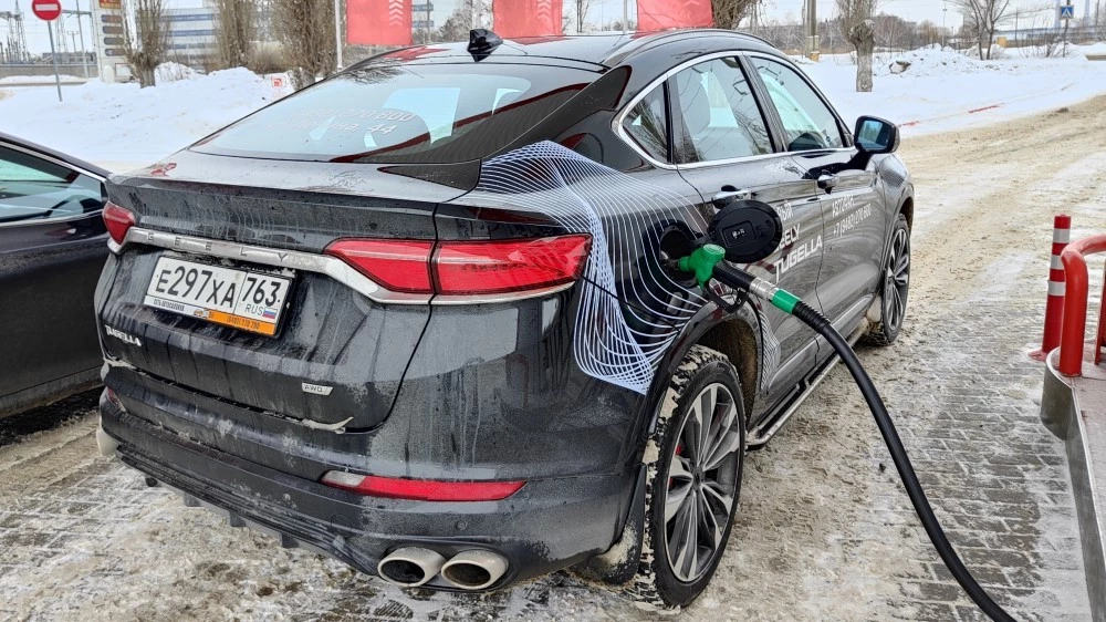 Geely Tugella кросс-купе купе-кроссовер сзади сбоку заправка АЗС
