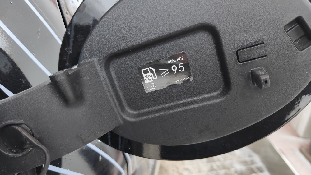 Джили Тугелла кросс-купе купе-кроссовер сзади сбоку заправка АЗС 95-й бензин