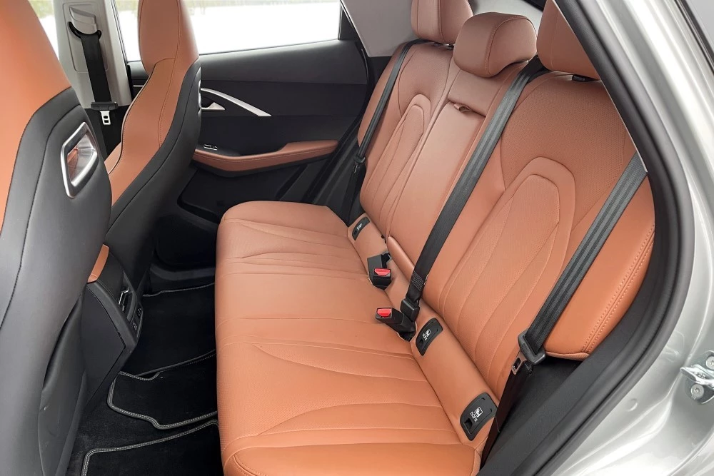 Omoda C5 тест-драйв салон интерьер второй ряд сиденья