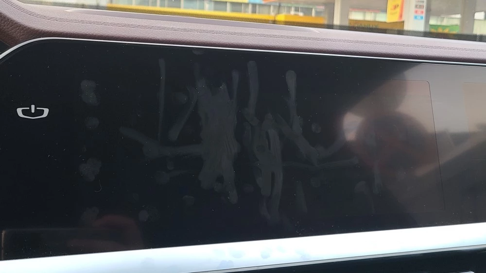 Geely Monjaro салон интерьер блики на экранах