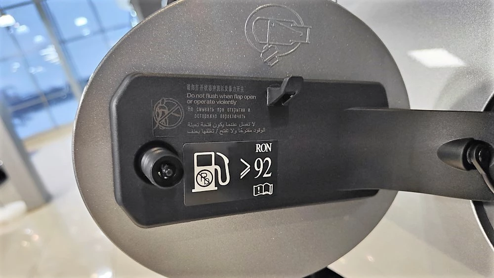 АИ92 бензин лючок китайского автомобиля