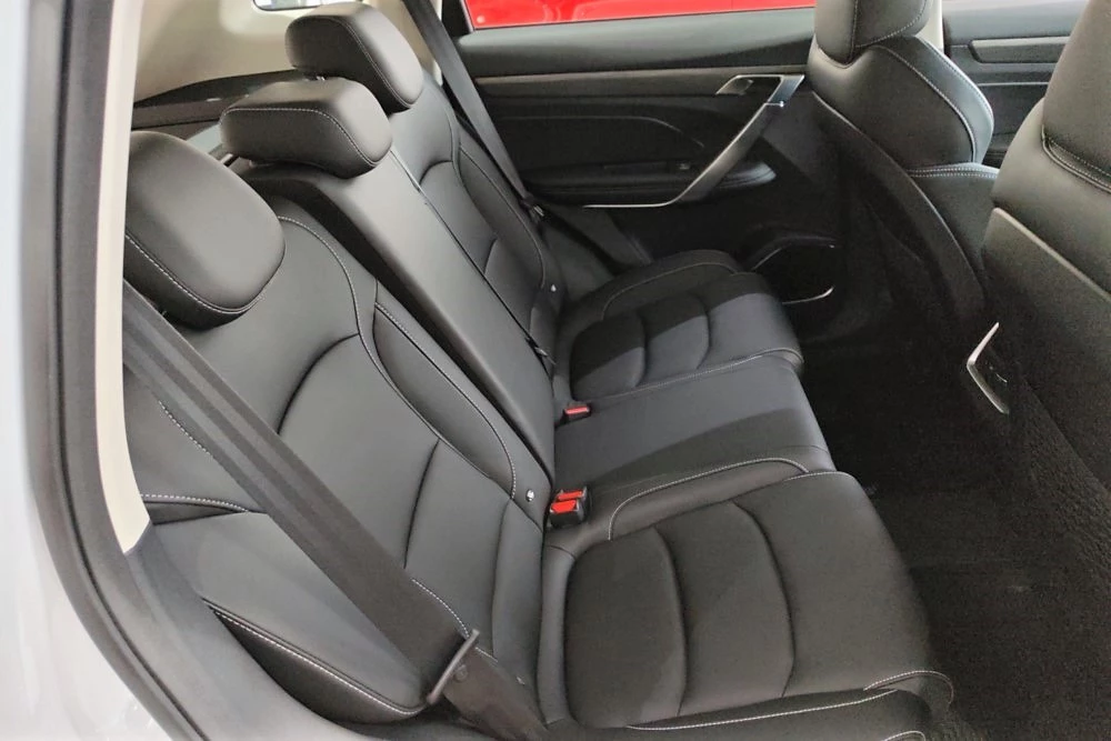 заднее сиденье Geely Atlas Pro