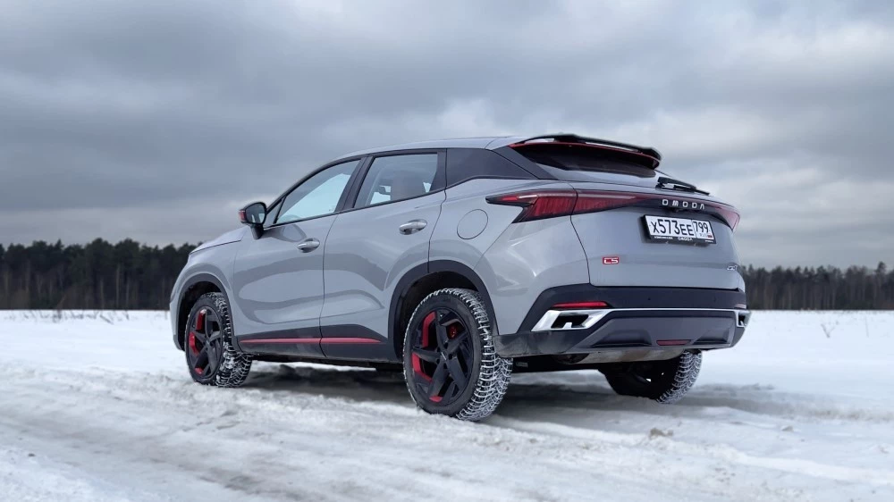 Omoda C5 тест-драйв сбоку сзади