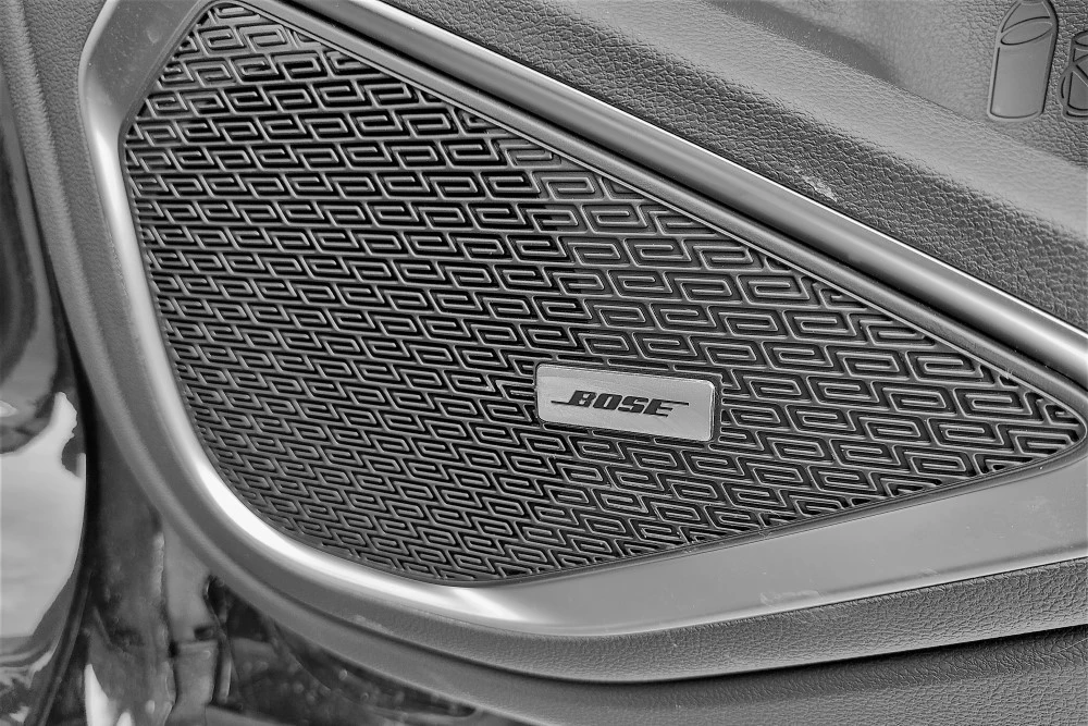 Geely Tugella кросс-купе купе-кроссовер салон интерьер аудиосистема Bose