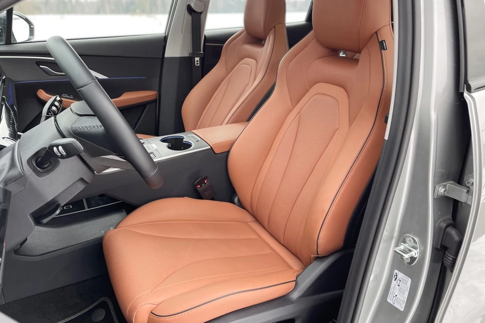 Omoda C5 тест-драйв салон интерьер первый ряд сиденья