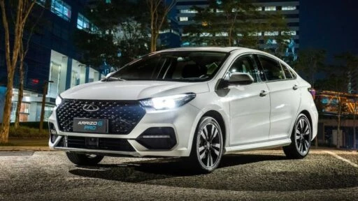 седан Omoda S5 старт продаж спереди сбоку для бразильского рынка