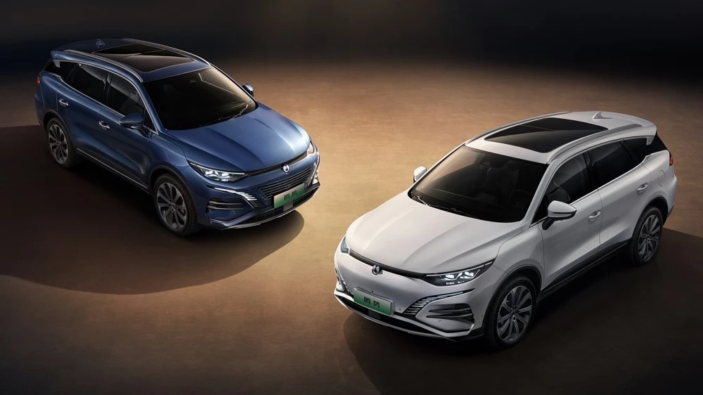 BYD Denza N8 сбоку спереди