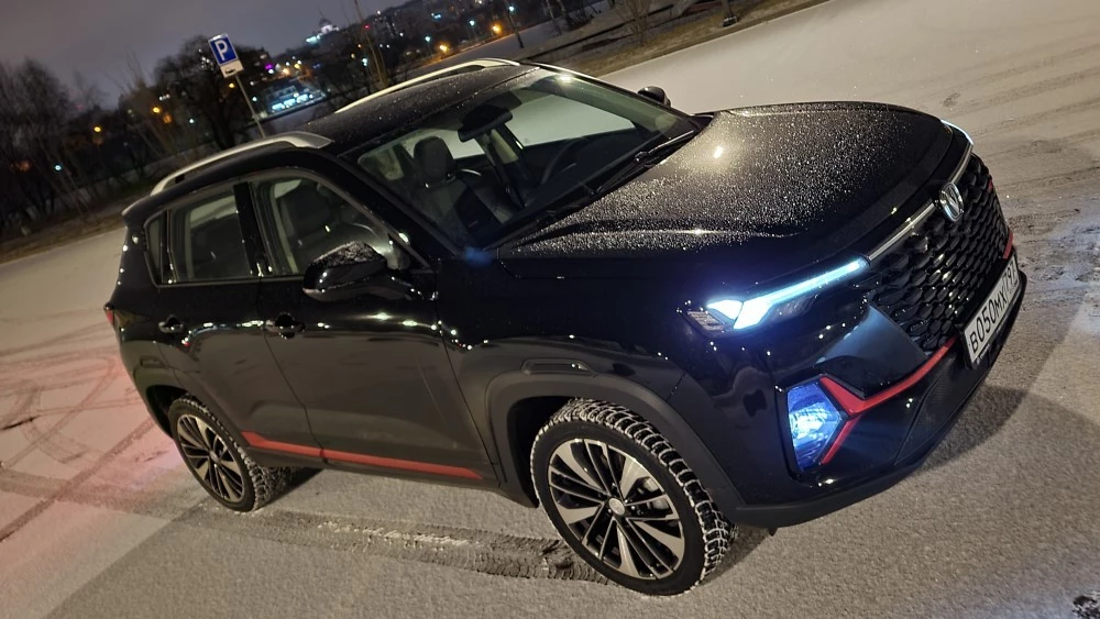 Кардинальный рестайлинг. Как едет новый Changan CS35 Plus с турбомотором и «роботом» новый Changan CS35 Plus сбоку спереди ночью свет