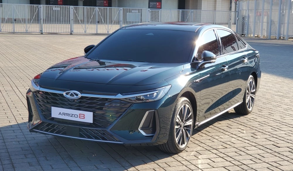 седан Chery Arrizo 8 сбоку спереди