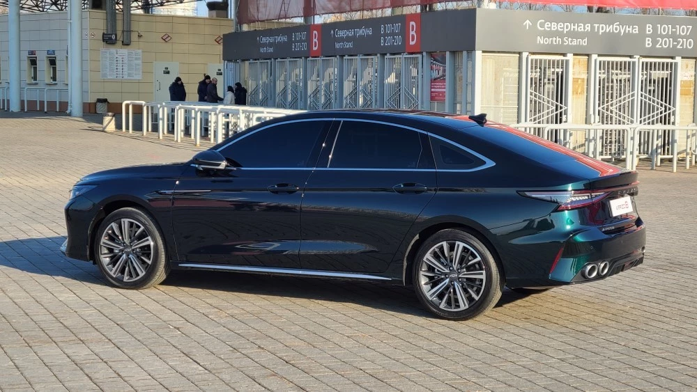 седан Chery Arrizo 8 сбоку