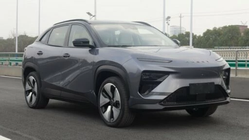 электрический кроссовер Chery EQ7 спереди сбоку
