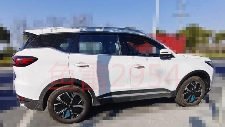 гибридный Chery Tiggo 7 Pro для экспортных рынков сбоку
