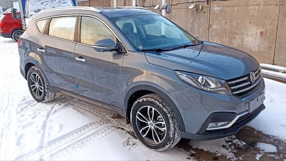 кроссовер Dongfeng DFM 580 серый спереди сбоку