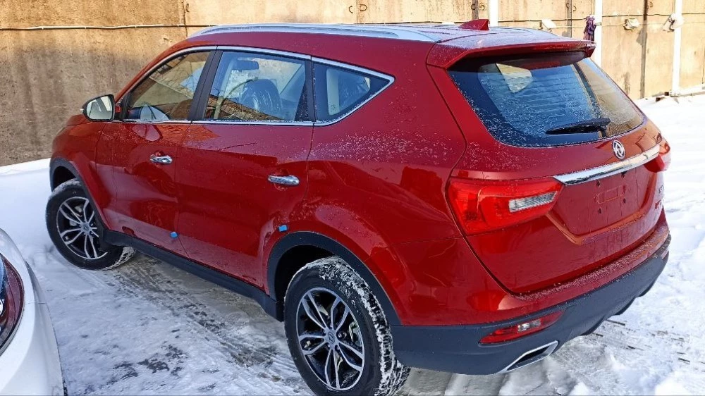 кроссовер Dongfeng DFM 580 красный сзади сбоку